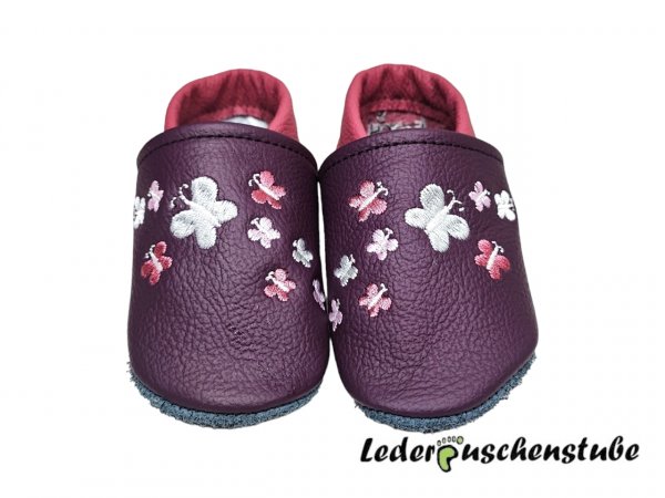 Lederpuschen pflaume-altrosa; Namen Ferse links grau und 9 Schmetterlinge altrosa-grau-rosa-weiß 